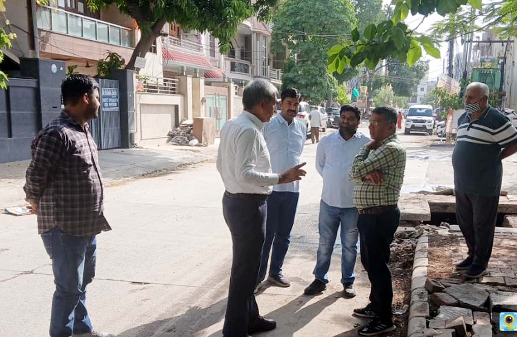 गुरुग्राम में जलभराव वाले क्षेत्र का निरीक्षण करते अधिकारी। गुरुग्राम में जलभराव वाले क्षेत्र का निरीक्षण करते अधिकारी।