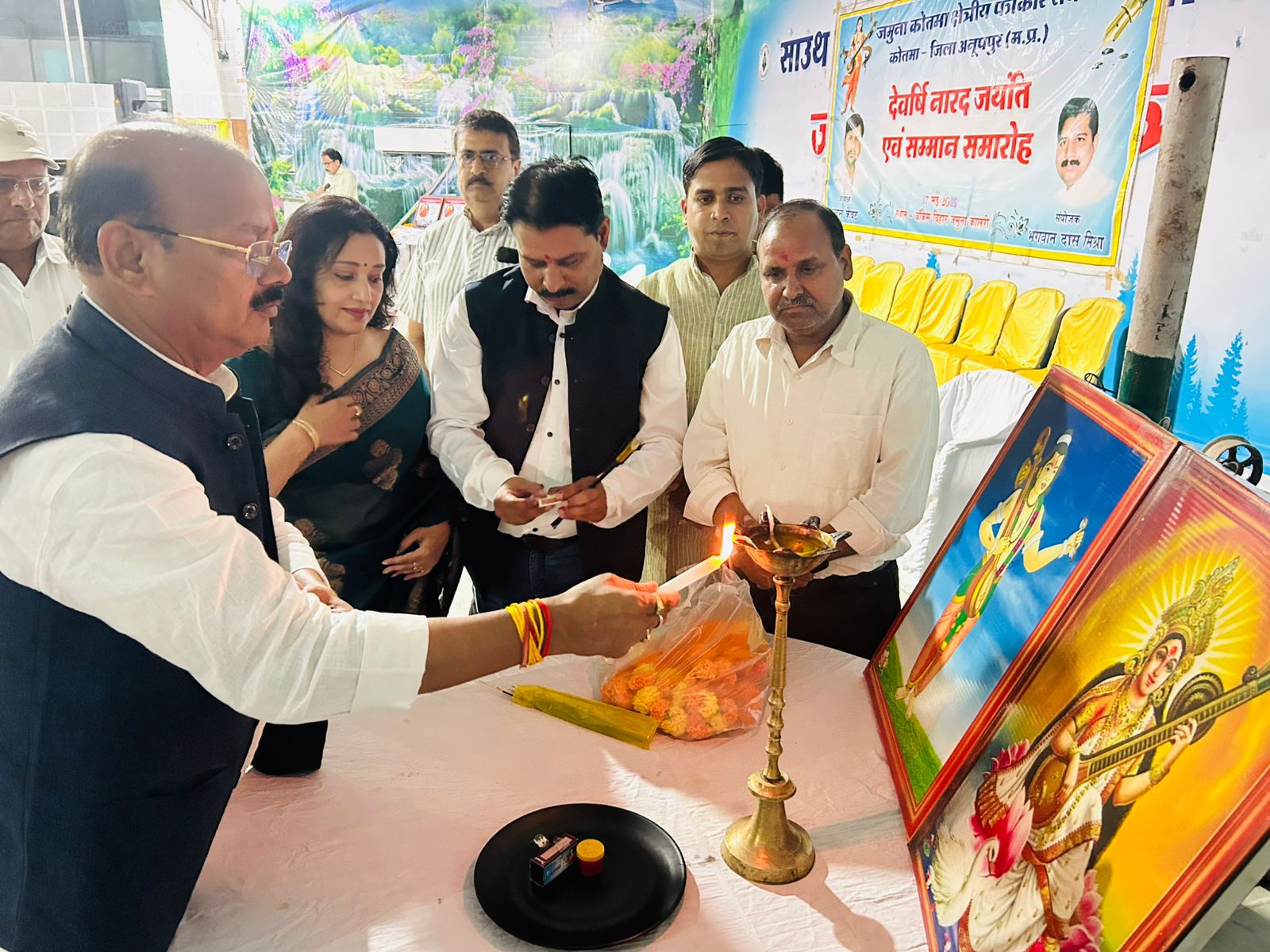 महर्षि नारद एवं मां सरस्वती के छायाचित्र के समक्ष दीप प्रज्ज्वलन करते अतिथी महर्षि नारद एवं मां सरस्वती के छायाचित्र के समक्ष दीप प्रज्ज्वलन करते अतिथी
