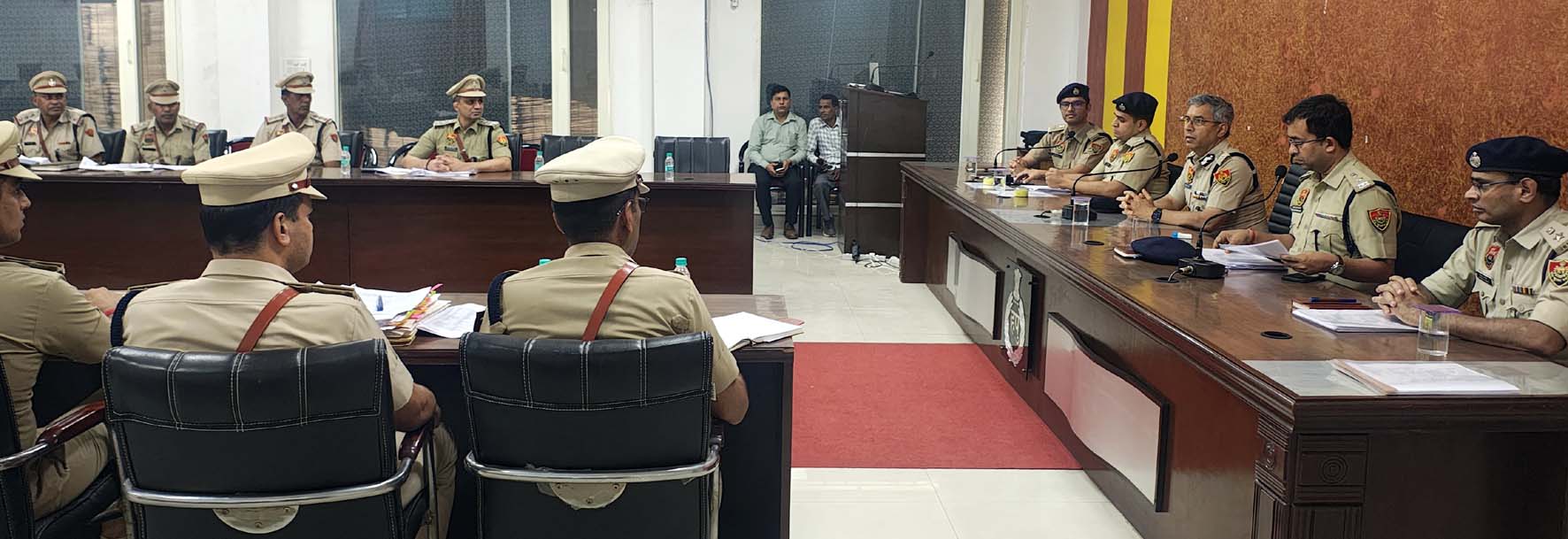 बैठक को संबोधित करते डीजीपी शत्रुजीत कपूर।