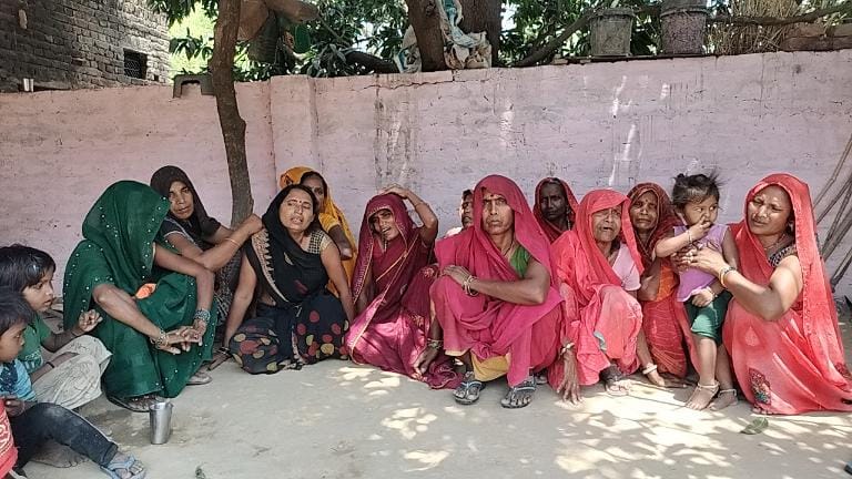 बच्ची की मौत के बाद बिलखती परिवार की महिलाएं बच्ची की मौत के बाद बिलखती परिवार की महिलाएं