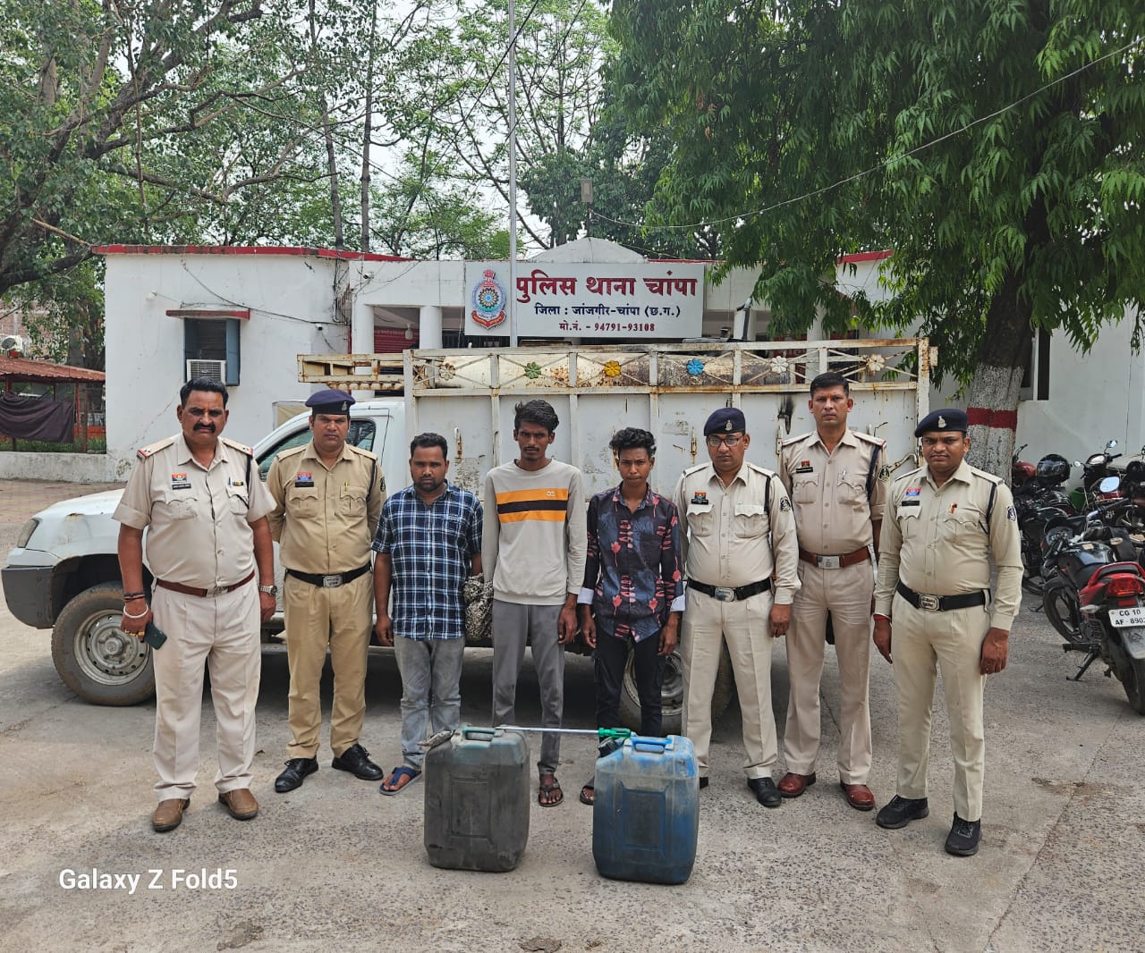 जांजगीर-चांपा पुलिस की बड़ी कार्रवाई: डीज़ल चोर गिरोह के 03 फरार आरोपियों को पकड़ने में मिली सफलता जांजगीर-चांपा पुलिस की बड़ी कार्रवाई: डीज़ल चोर गिरोह के 03 फरार आरोपियों को पकड़ने में मिली सफलता