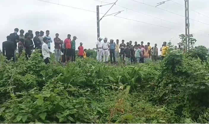 अज्ञात महिला का अर्धनग्न शव बरामद