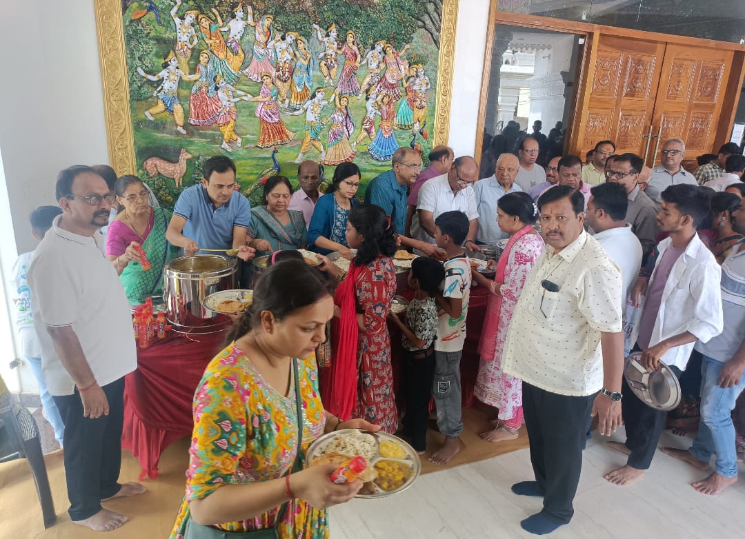 प्रणामी ट्रस्ट के कृष्ण मंदिर में भक्तों की भीड़ प्रणामी ट्रस्ट के कृष्ण मंदिर में भक्तों की भीड़