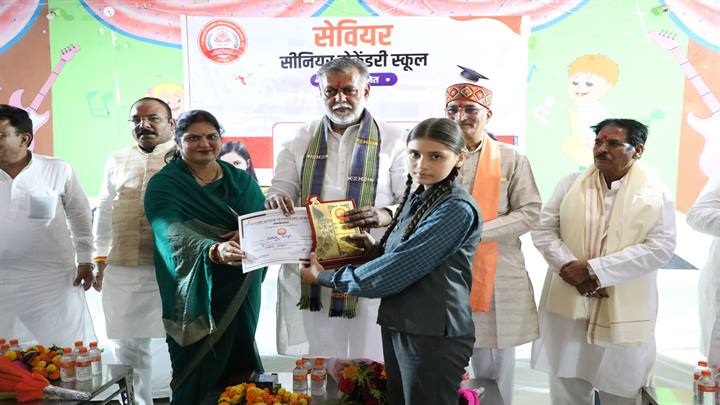 रीवाः मंत्री पटेल ने मेधावी विद्यार्थियों को किया सम्मानित रीवाः मंत्री पटेल ने मेधावी विद्यार्थियों को किया सम्मानित