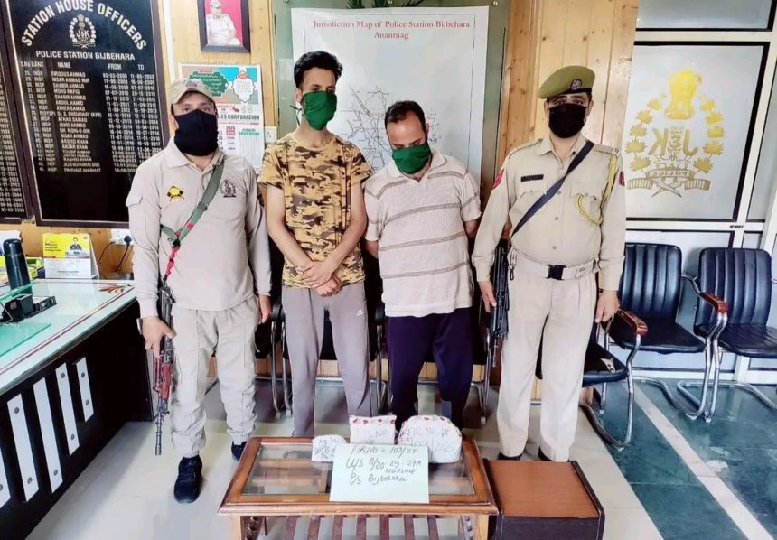 कश्मीर के अनंतनाग जिले में दो तस्कर गिरफ्तार, नकदी के साथ-साथ बड़ी मात्रा में मादक पदार्थ जब्त कश्मीर के अनंतनाग जिले में दो तस्कर गिरफ्तार, नकदी के साथ-साथ बड़ी मात्रा में मादक पदार्थ जब्त