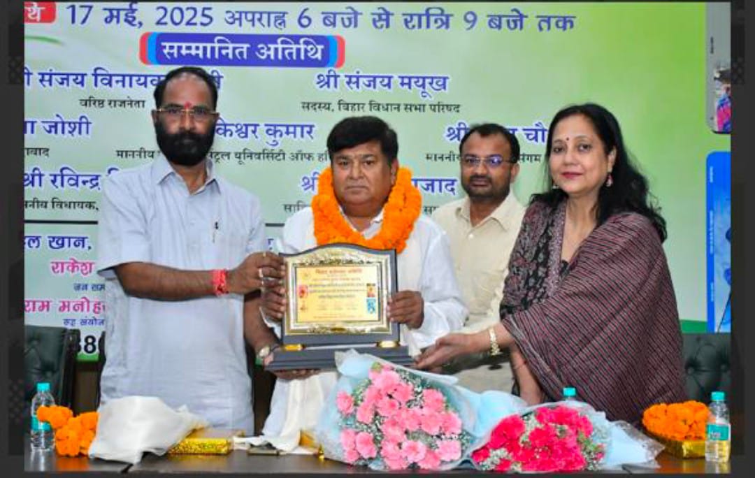 साहित्य श्री सम्मान प्रदान करते अतिथि साहित्य श्री सम्मान प्रदान करते अतिथि
