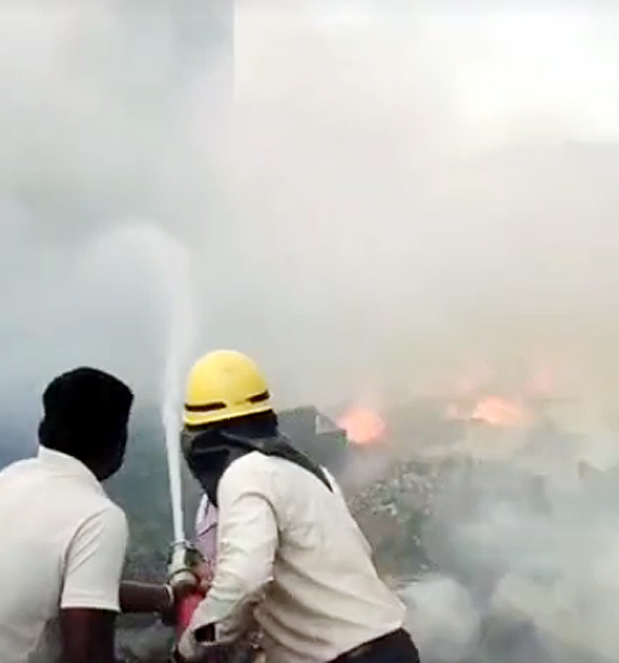 प्लास्टिक के कबाड़ के एक बड़े गोदाम में लगी भीषण आग, लाखों रुपए का माल राख