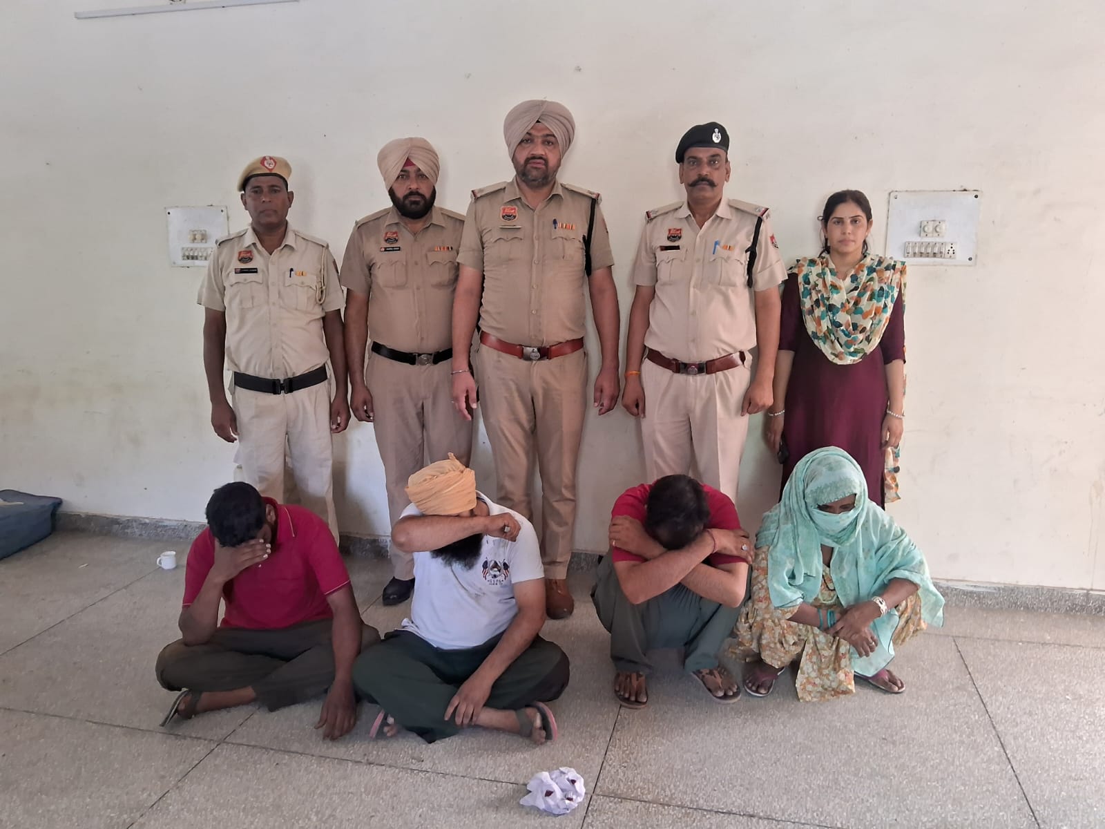 पकड़े गए नशा तस्कर गिरोह के सदस्य। पकड़े गए नशा तस्कर गिरोह के सदस्य।