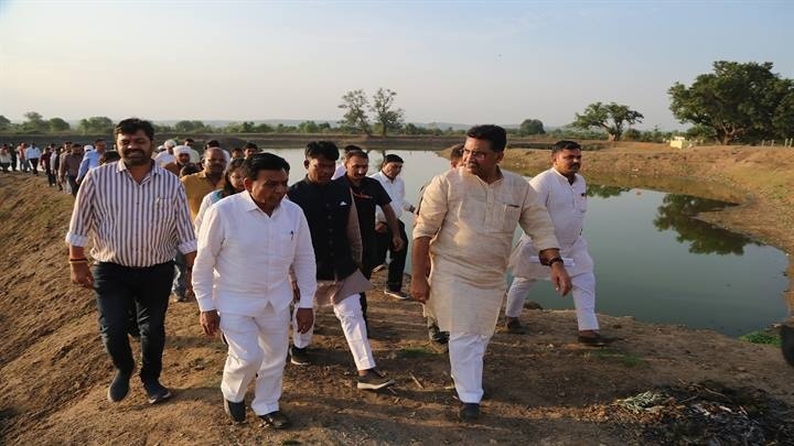 जबलपुर में जल संरक्षण गतिविधियों का निरीक्षण करते हुए उप मुख्यमंत्री जगदीश देवड़ा जबलपुर में जल संरक्षण गतिविधियों का निरीक्षण करते हुए उप मुख्यमंत्री जगदीश देवड़ा