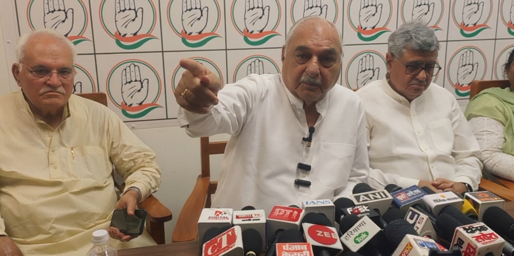 डी पार्क समीप अपने आवास पर पत्रकारों से बातचीत करते पूर्व मुख्यमंत्री। डी पार्क समीप अपने आवास पर पत्रकारों से बातचीत करते पूर्व मुख्यमंत्री।