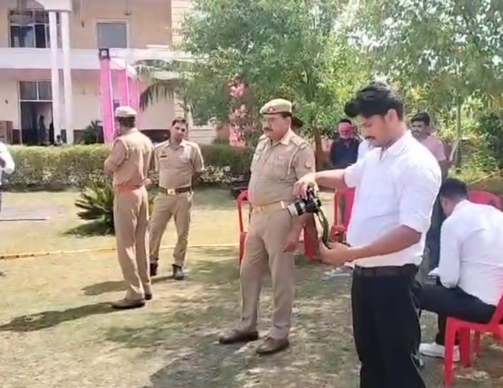 घटनास्थल पर निरीक्षण करती पुलिस घटनास्थल पर निरीक्षण करती पुलिस