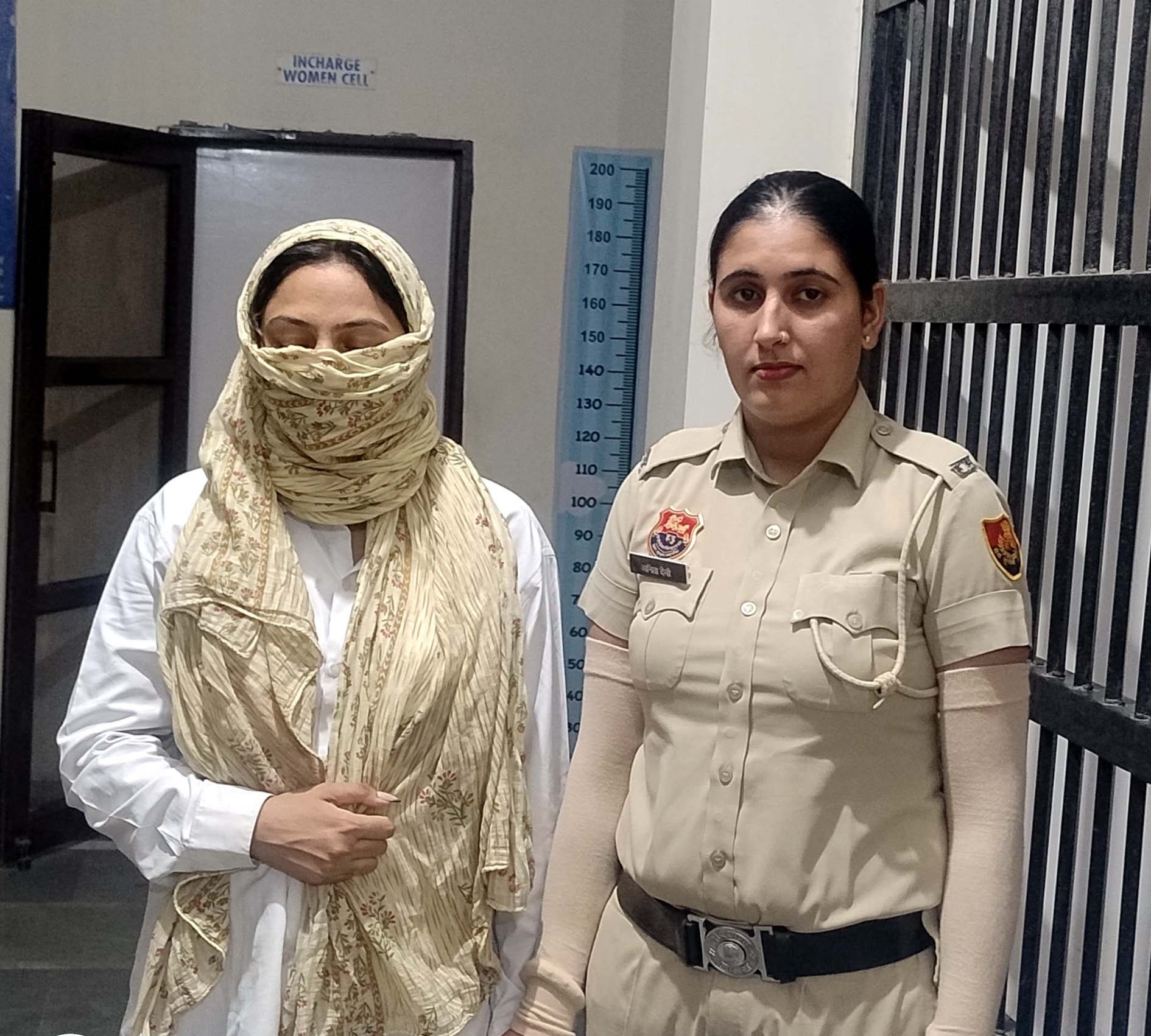 पुलिस जांच अधिकारी की गिरफ्त में ज्योति मल्होत्रा। पुलिस जांच अधिकारी की गिरफ्त में ज्योति मल्होत्रा।