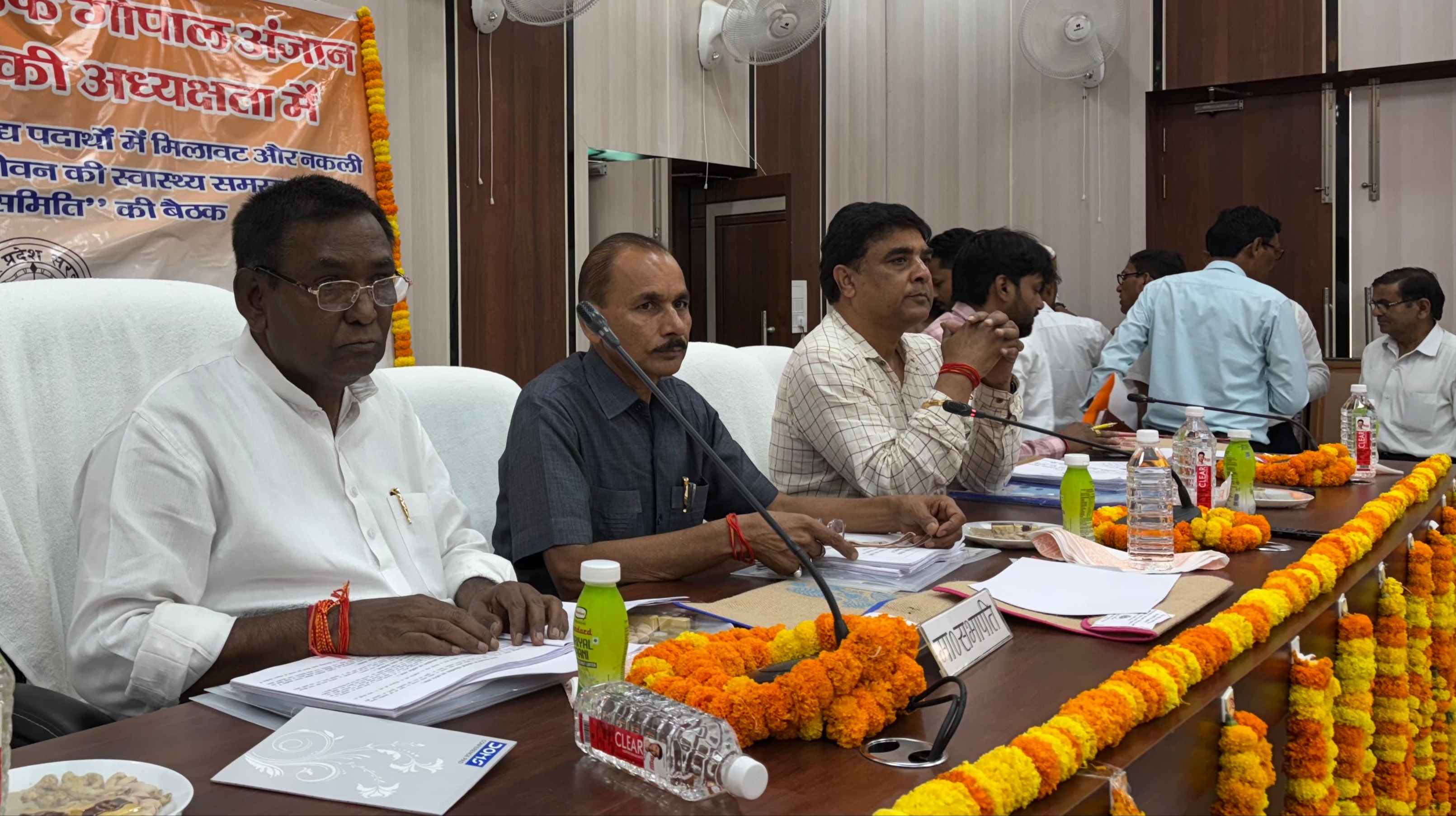 जिला पंचायत सभागार में विधान परिषद की प्रवर समिति की बैठक को सम्बोधित करते समिति सभापति राम गोपाल उर्फ गोपाल अंजान। जिला पंचायत सभागार में विधान परिषद की प्रवर समिति की बैठक को सम्बोधित करते समिति सभापति राम गोपाल उर्फ गोपाल अंजान।