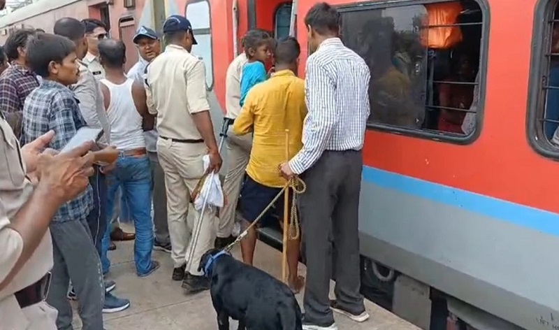 खंडवा स्टेशन पर खड़ी कामायनी एक्सप्रेस की जांच खंडवा स्टेशन पर खड़ी कामायनी एक्सप्रेस की जांच