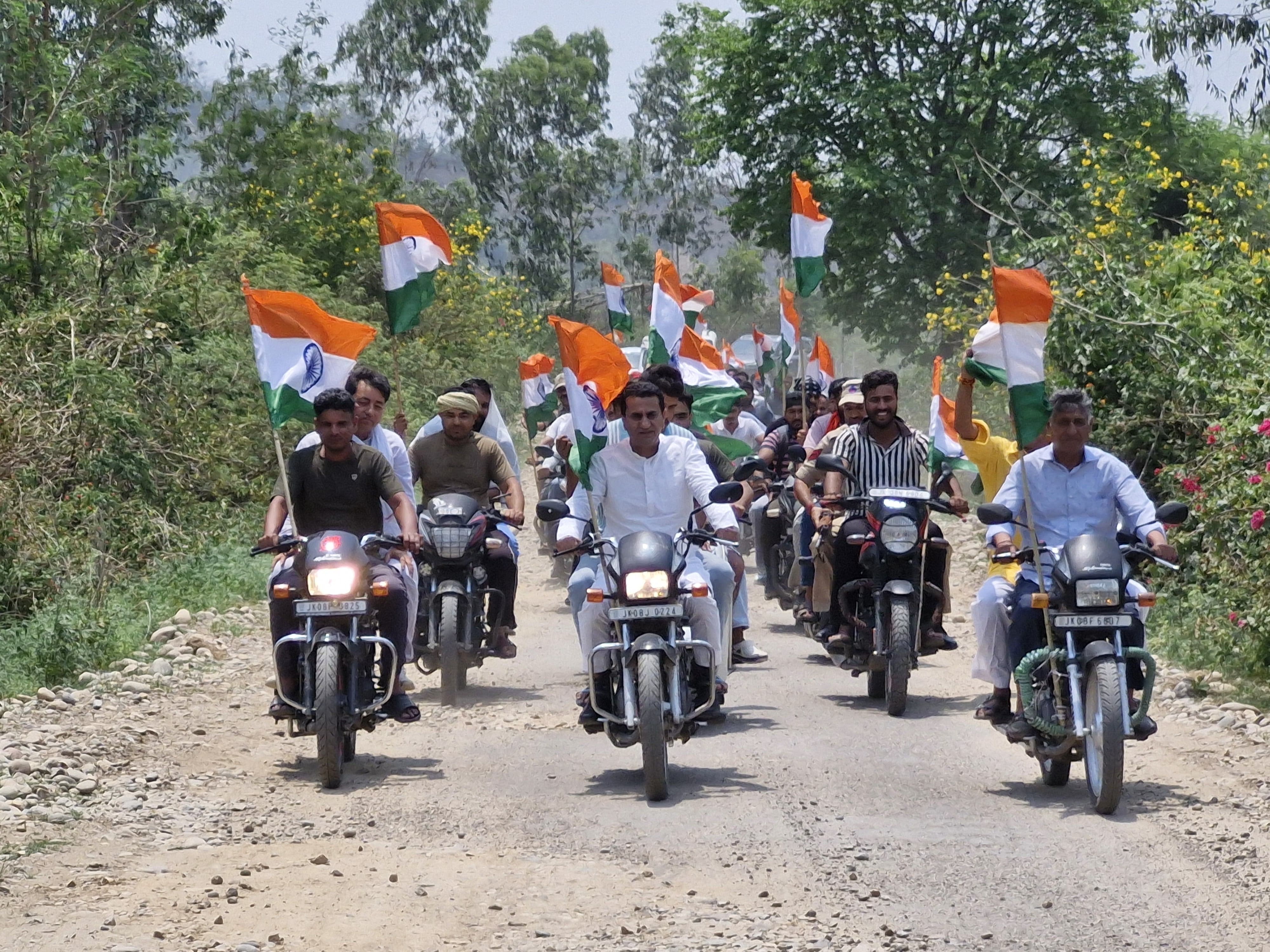जसरोटा में तिरंगा यात्रा ने वीरों को श्रद्धांजलि दी, ऑपरेशन सिंदूर की सफलता का जश्न मनाया जसरोटा में तिरंगा यात्रा ने वीरों को श्रद्धांजलि दी, ऑपरेशन सिंदूर की सफलता का जश्न मनाया