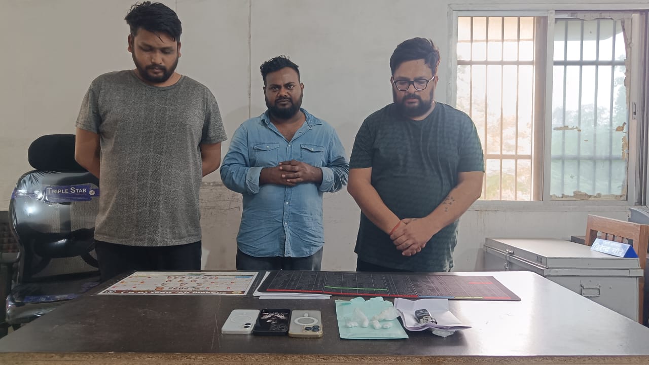 प्रतिबंधित मादक पदार्थ कोकीन के साथ तीन आरोपितों को गिरफ्तार किया गया है प्रतिबंधित मादक पदार्थ कोकीन के साथ तीन आरोपितों को गिरफ्तार किया गया है