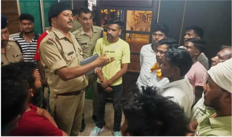 परिजनों व साथियों को समझाती पुलिस परिजनों व साथियों को समझाती पुलिस