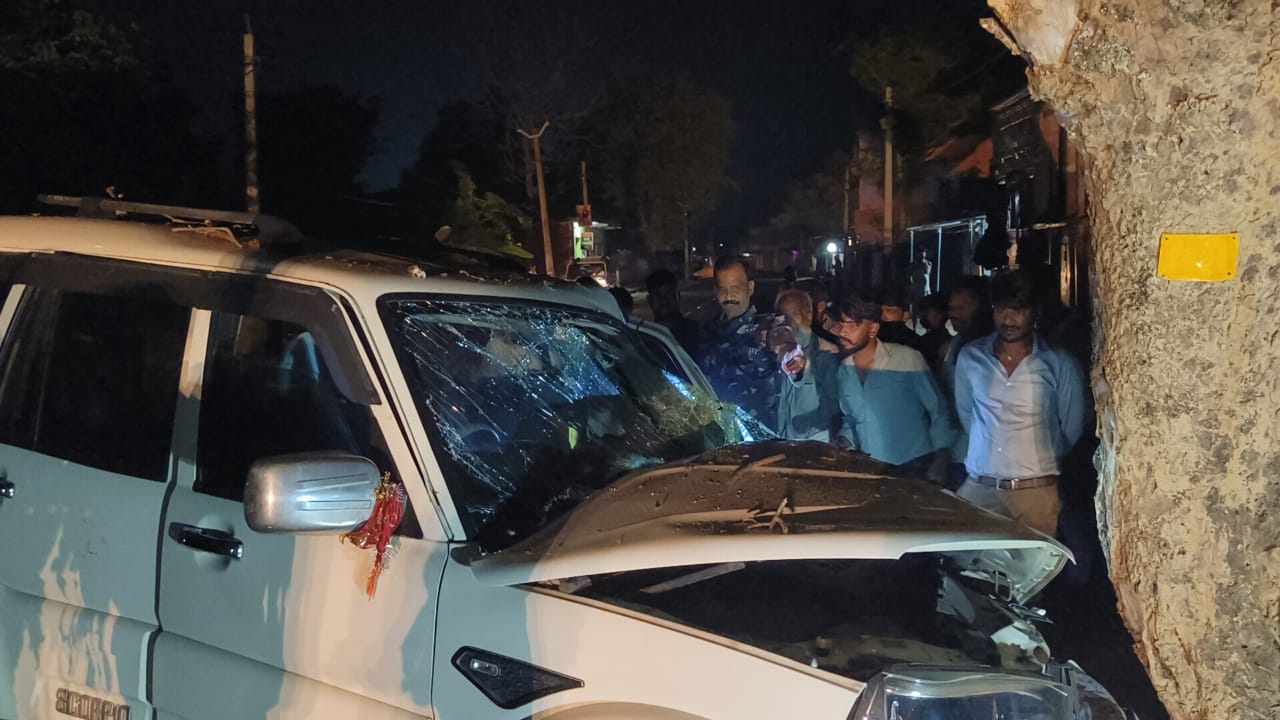 फोटो:- दुर्घटनाग्रस्त स्कॉर्पियो वाहन फोटो:- दुर्घटनाग्रस्त स्कॉर्पियो वाहन
