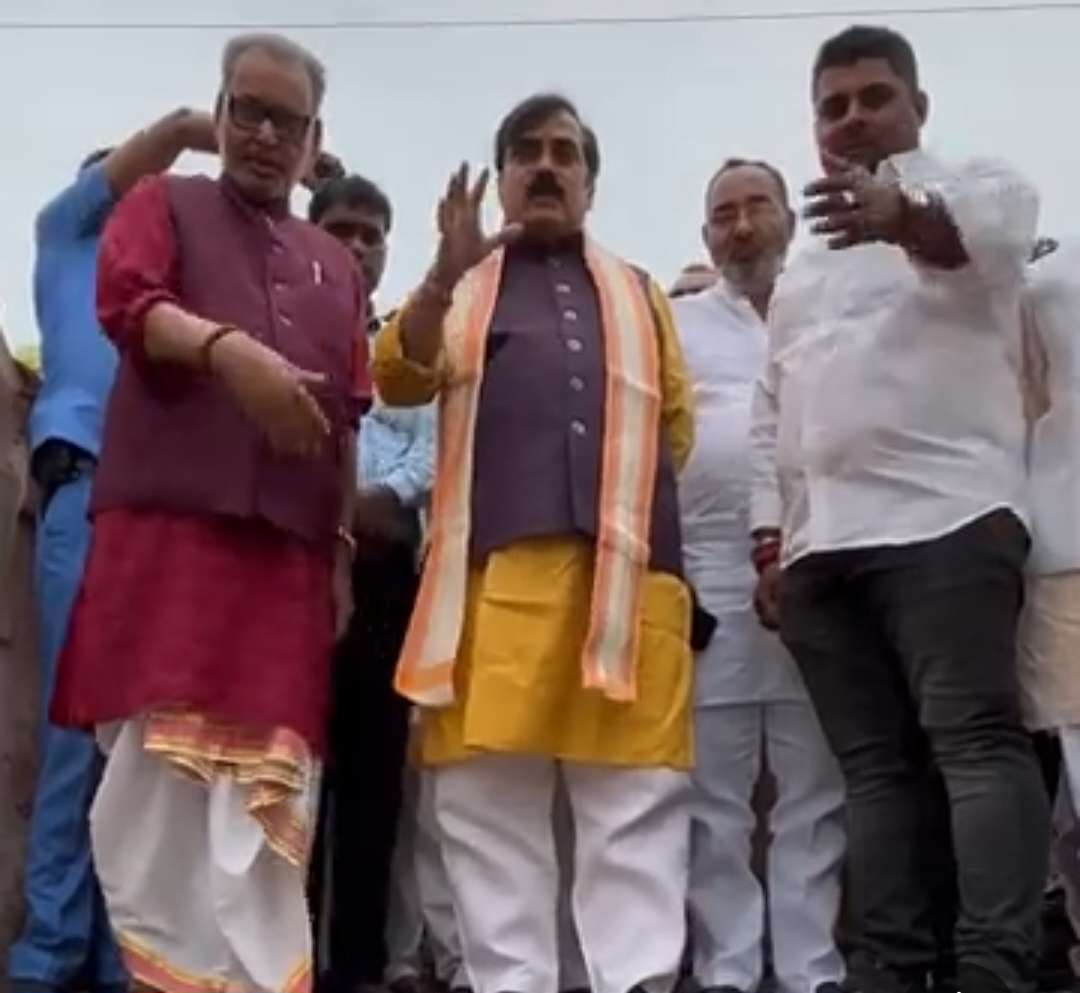 पोखर का निरीक्षण करते नगर विकास मंत्री जीवेश मिश्रा पोखर का निरीक्षण करते नगर विकास मंत्री जीवेश मिश्रा