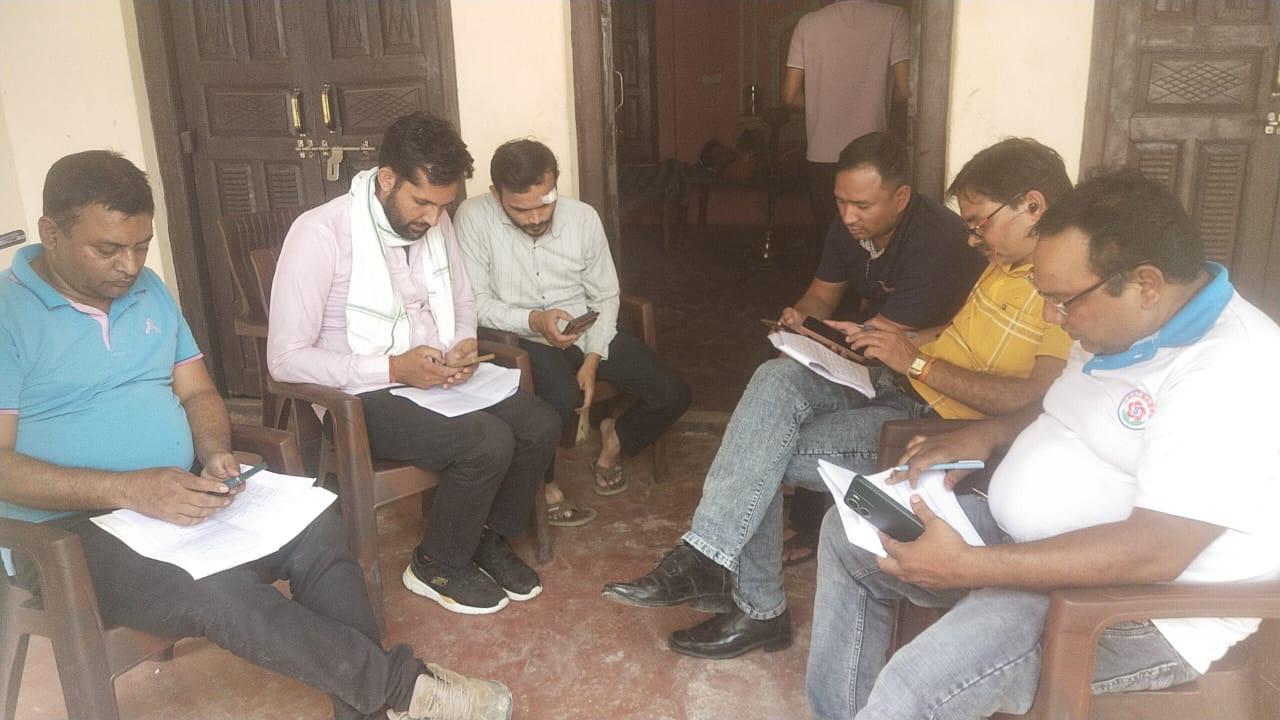निगम कर्मचारी कैंप लगाकर प्रापर्टी सेल्फ सर्टिफिकेशन कार्य करते हुए निगम कर्मचारी कैंप लगाकर प्रापर्टी सेल्फ सर्टिफिकेशन कार्य करते हुए