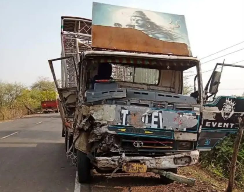 वाहन पलटा,दबने से संचालक की मौत वाहन पलटा,दबने से संचालक की मौत
