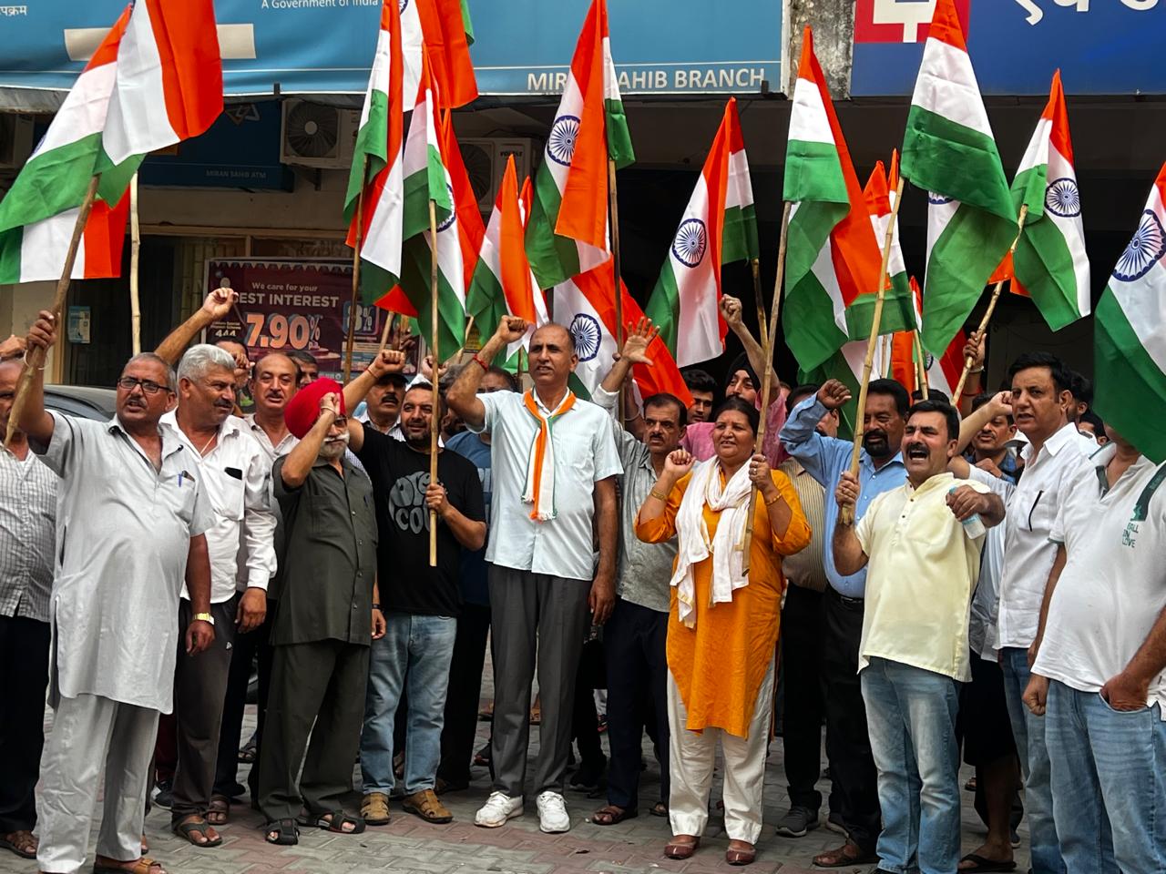 डीडीसी विद्या मोटन, एडवोकेट देवराज ने ऑपरेशन सिंदूर की सफलता का जश्न मनाने के लिए मेगा तिरंगा रैली का नेतृत्व किया डीडीसी विद्या मोटन, एडवोकेट देवराज ने ऑपरेशन सिंदूर की सफलता का जश्न मनाने के लिए मेगा तिरंगा रैली का नेतृत्व किया