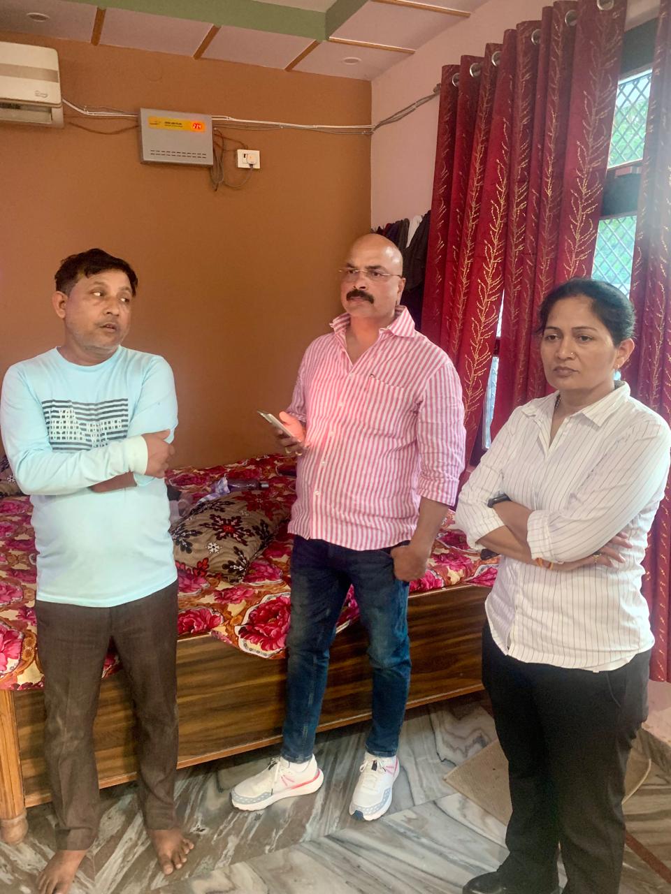 घर के अंदर मौजूद टीम घर के अंदर मौजूद टीम