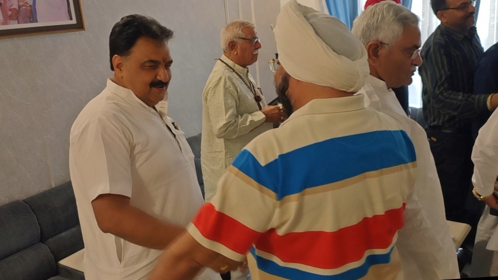 कार्यक्रम के दौरान समर्थको से मिलते डॉ कृष्ण मिड्डा। कार्यक्रम के दौरान समर्थको से मिलते डॉ कृष्ण मिड्डा।