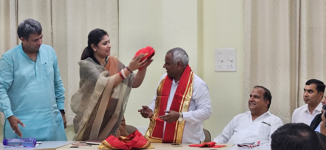 चित्तौड़गढ़ में तिरंगा यात्रा को लेकर तैयारी बैठक लेने पहुंची विधायक दीप्ति माहेश्वरी। चित्तौड़गढ़ में तिरंगा यात्रा को लेकर तैयारी बैठक लेने पहुंची विधायक दीप्ति माहेश्वरी।