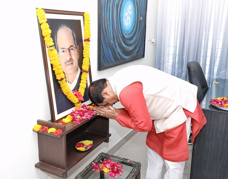मुख्यमंत्री डॉ. मोहन यादव ने अनिल माधव दवे की पुण्यतिथि पर की पुष्पांजलि अर्पित मुख्यमंत्री डॉ. मोहन यादव ने अनिल माधव दवे की पुण्यतिथि पर की पुष्पांजलि अर्पित