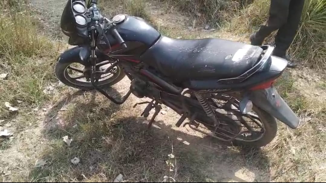 बाइक जिससे पशु तस्कर भाग रहे थे बाइक जिससे पशु तस्कर भाग रहे थे