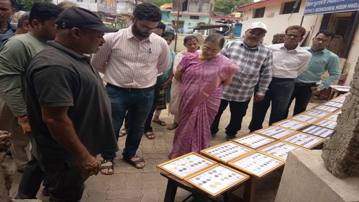 मंडलाः विश्व संग्रहालय दिवस पर विद्यार्थियों ने किया पुरातत्व संग्रहालय का भ्रमण मंडलाः विश्व संग्रहालय दिवस पर विद्यार्थियों ने किया पुरातत्व संग्रहालय का भ्रमण