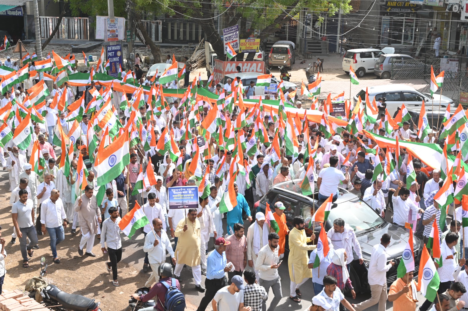 रेवाड़ी में तिरंगा यात्रा निकालते हुए। रेवाड़ी में तिरंगा यात्रा निकालते हुए।