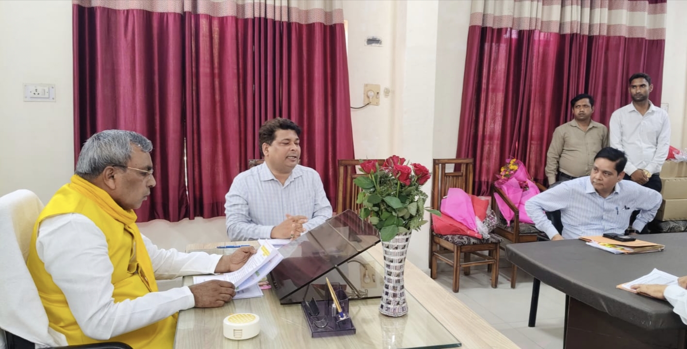 बैठक लेते कैबिनेट मंत्री ओम प्रकाश राजभर बैठक लेते कैबिनेट मंत्री ओम प्रकाश राजभर