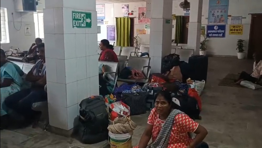 सदर अस्पताल में घायल यात्री सदर अस्पताल में घायल यात्री