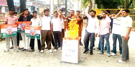 कांग्रेस कार्यकर्ताओं ने भाजपा नेता विजय साह और जगदीश देवड़ा का पुतला फूंका कांग्रेस कार्यकर्ताओं ने भाजपा नेता विजय साह और जगदीश देवड़ा का पुतला फूंका