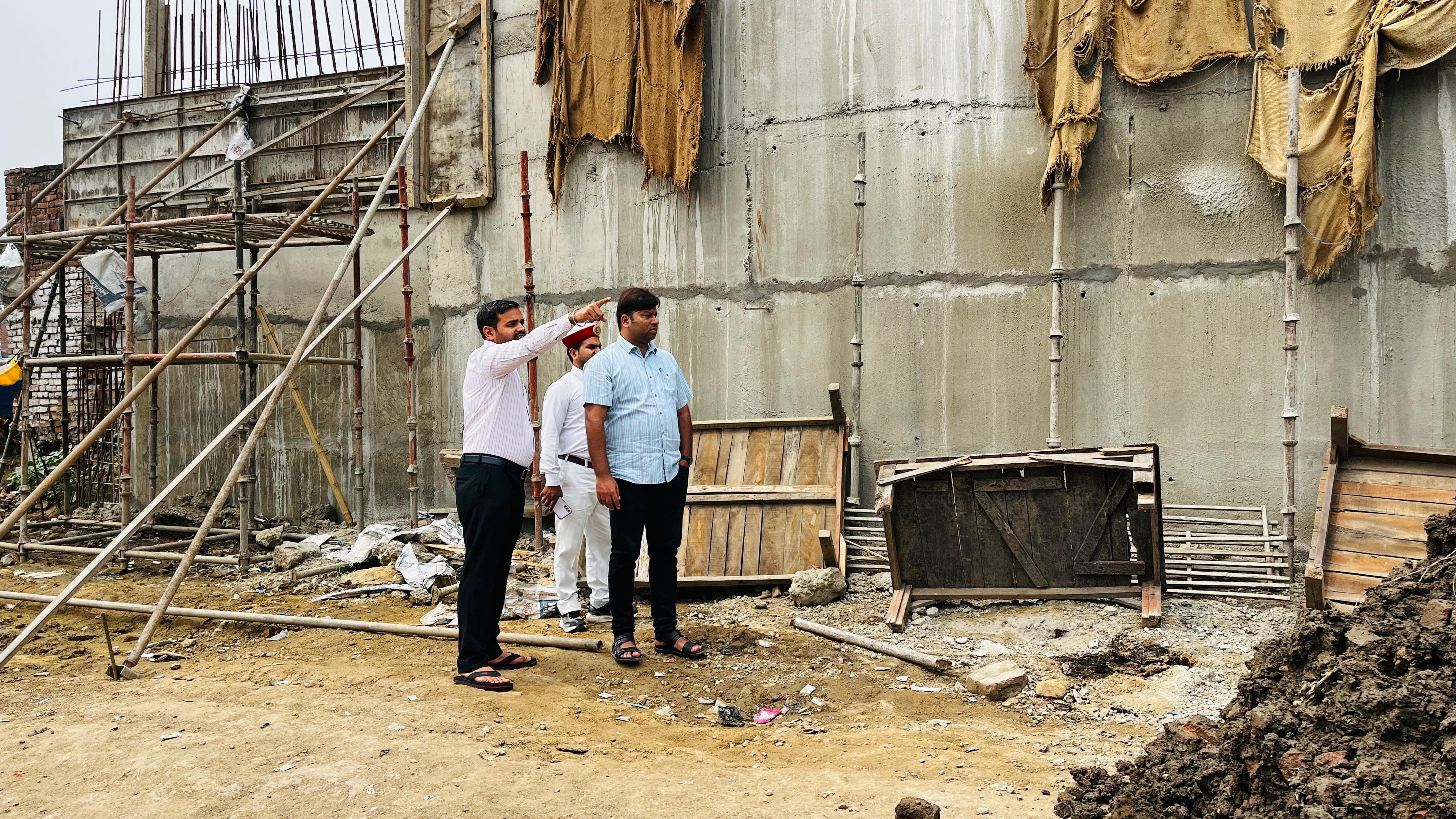 निरीक्षण करते एडीएम नरेंद्र बहादुर सिंह निरीक्षण करते एडीएम नरेंद्र बहादुर सिंह