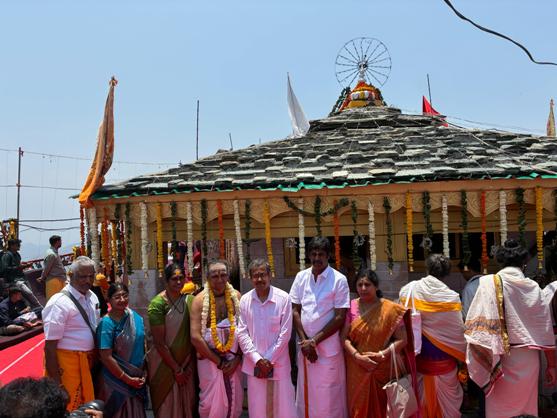 कार्तिक स्वामी मंदिर में पूजा करते दक्षिण भारत के आचार्य । कार्तिक स्वामी मंदिर में पूजा करते दक्षिण भारत के आचार्य ।