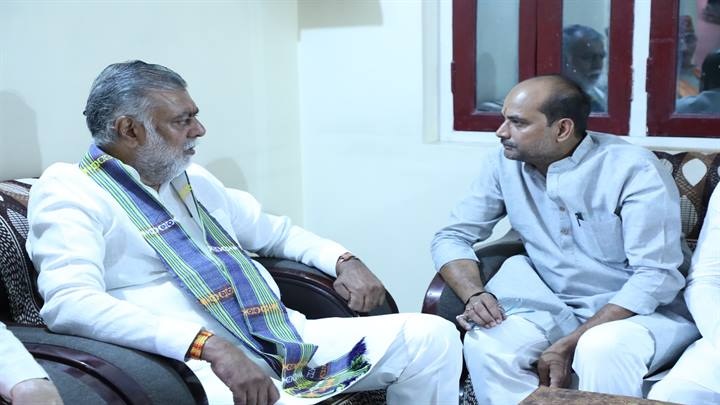 प्रभारी मंत्री ने दिवंगत अर्जुन सिंह चौहान के घर जाकर दी श्रद्धांजलि प्रभारी मंत्री ने दिवंगत अर्जुन सिंह चौहान के घर जाकर दी श्रद्धांजलि