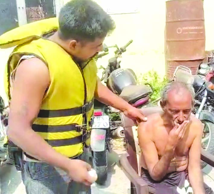 बुजुर्ग से कुशलक्षेम पूछते हुए