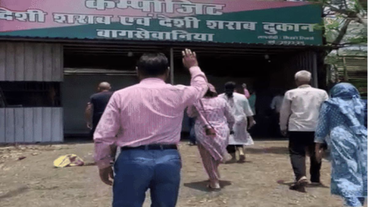 शराब दुकान के गेट को लेकर हंगामा शराब दुकान के गेट को लेकर हंगामा