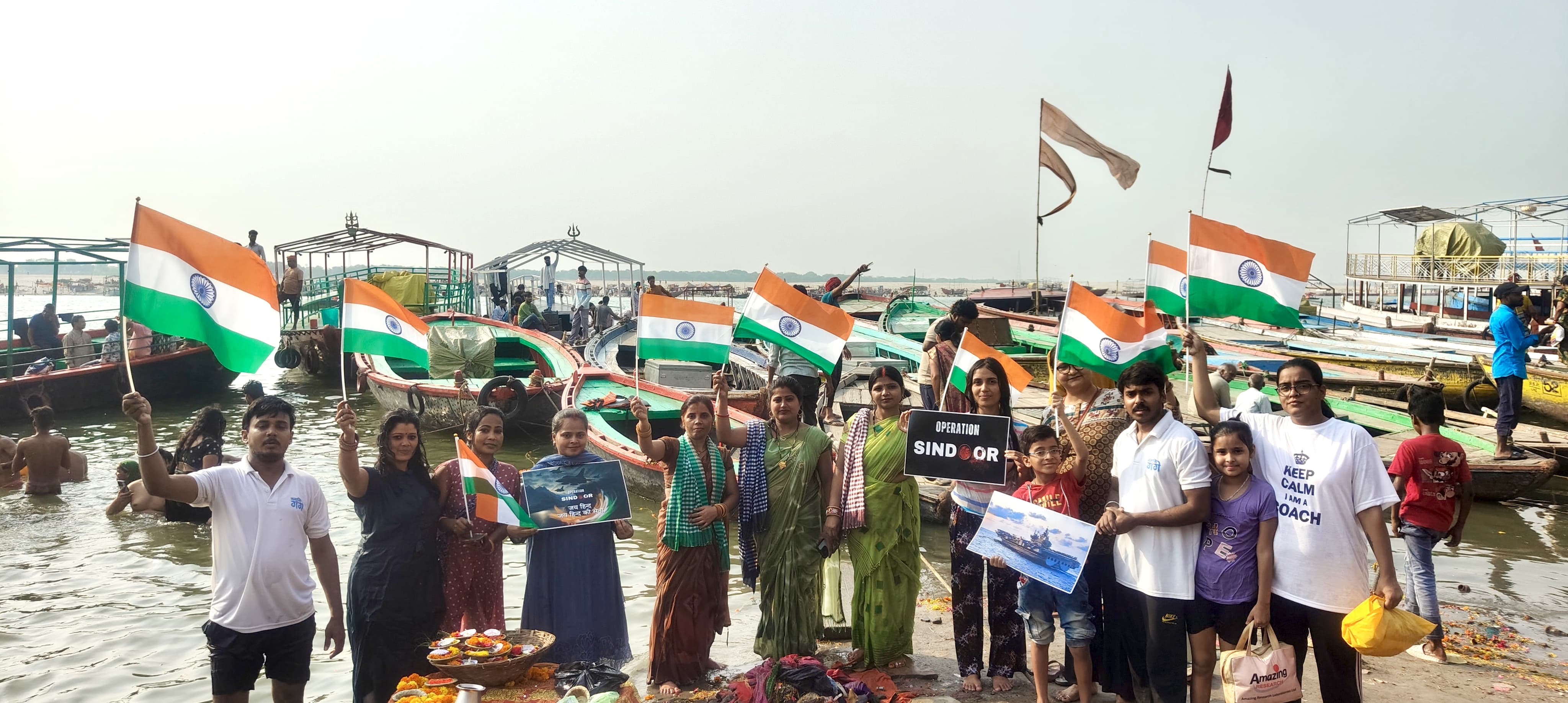 गंगा के आंचल से भारत माता का जयकारा लगा रहे लोग गंगा के आंचल से भारत माता का जयकारा लगा रहे लोग