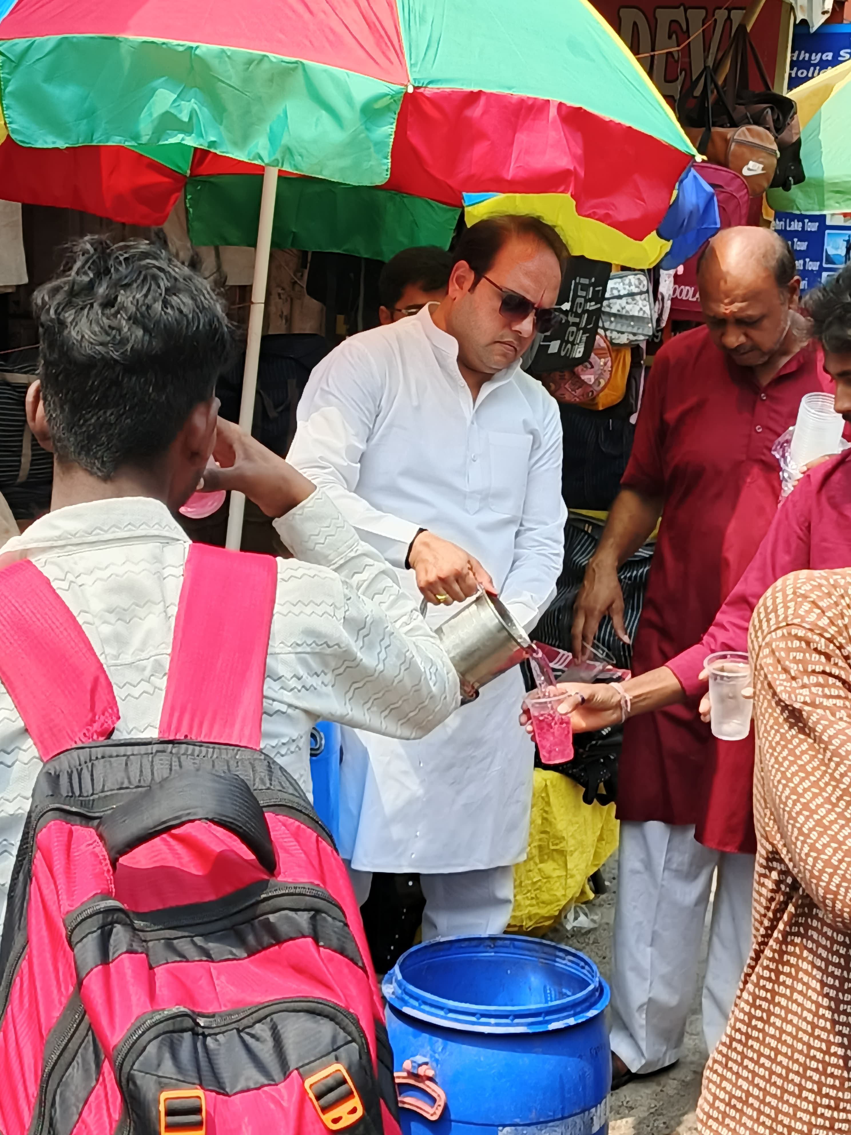 निशुल्क प्रसाद व शरबत वितरण निशुल्क प्रसाद व शरबत वितरण