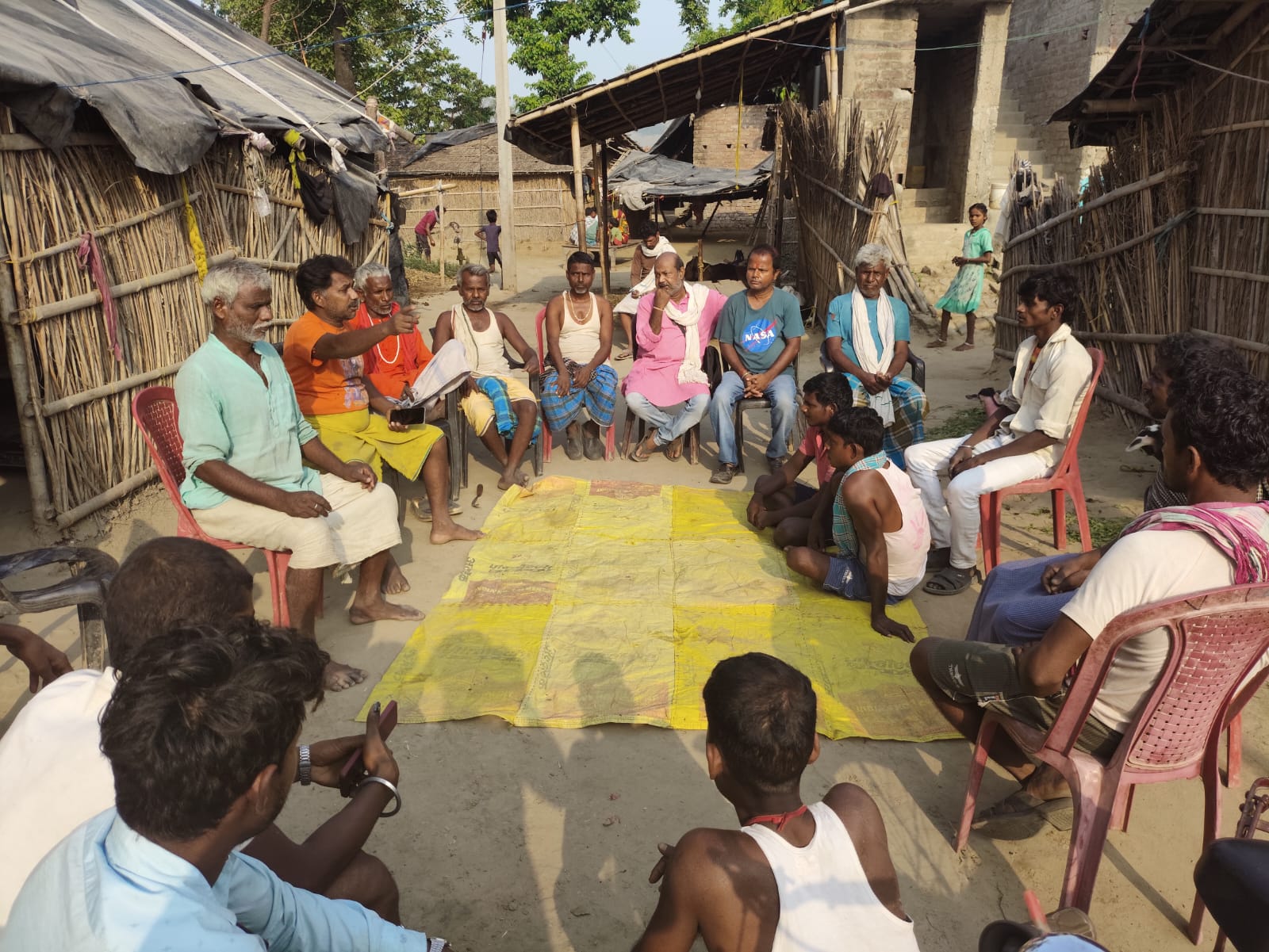बैठक करते ग्रामीण बैठक करते ग्रामीण