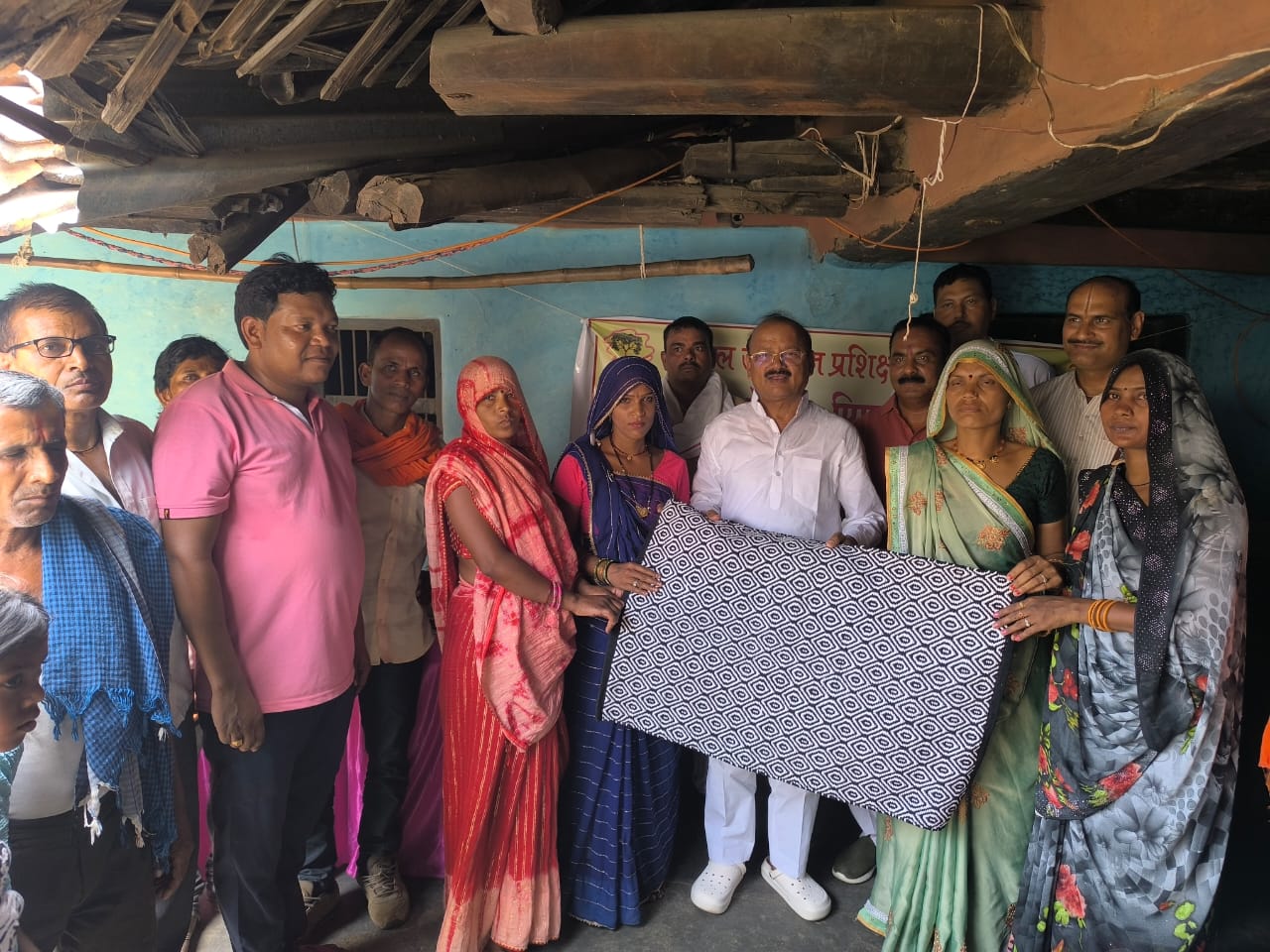 दरी निर्माण देखाते मंत्री दरी निर्माण देखाते मंत्री