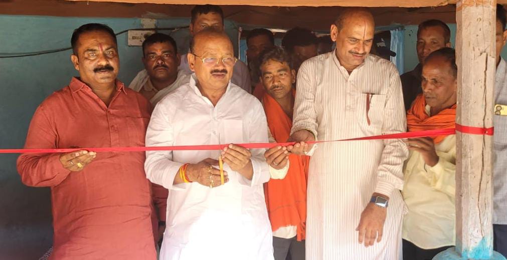 फीता काटकर शुभारंभ करते मंत्री फीता काटकर शुभारंभ करते मंत्री