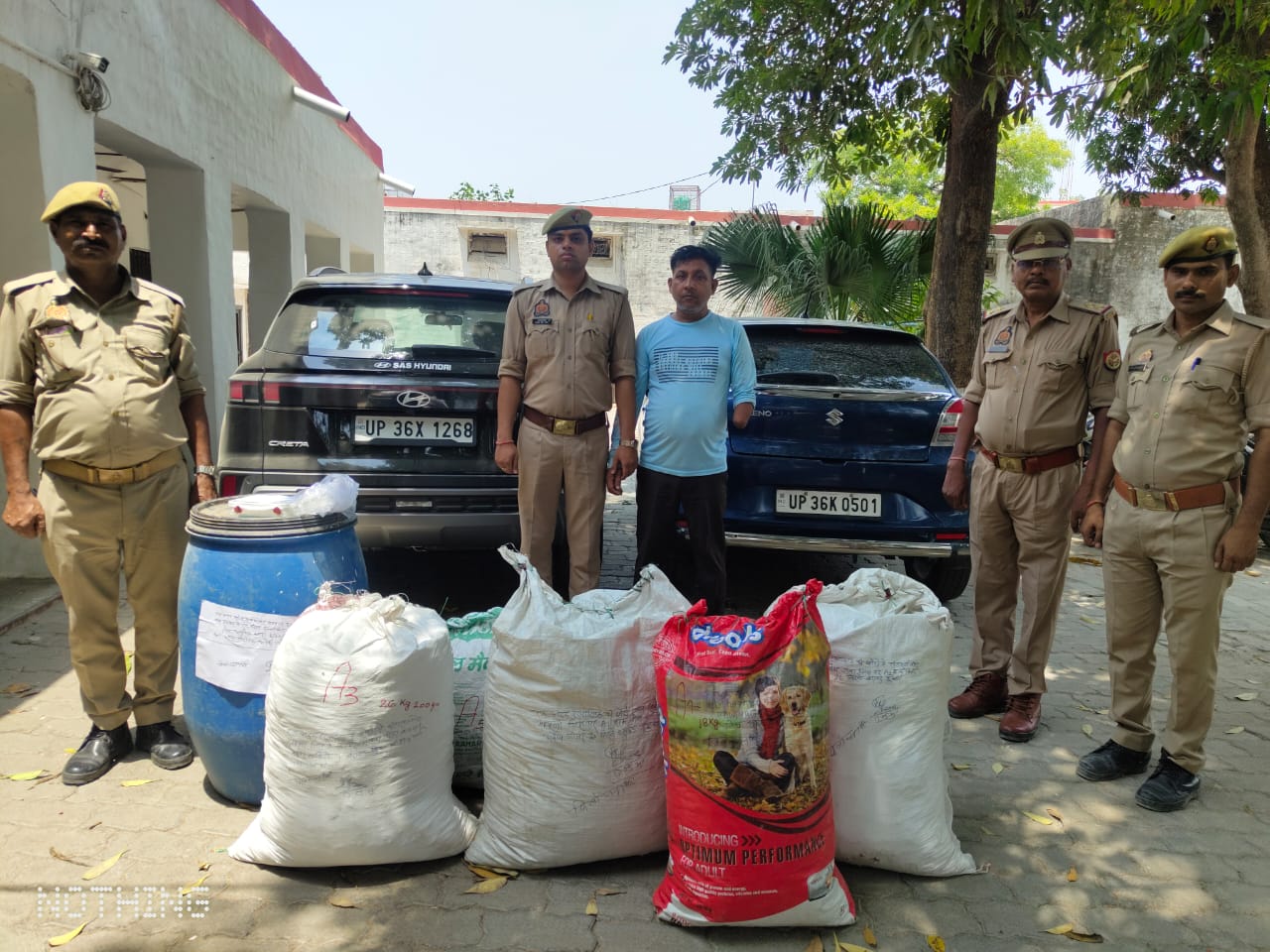 पुलिस की गिरफ्त में गांजा तस्कर पुलिस की गिरफ्त में गांजा तस्कर