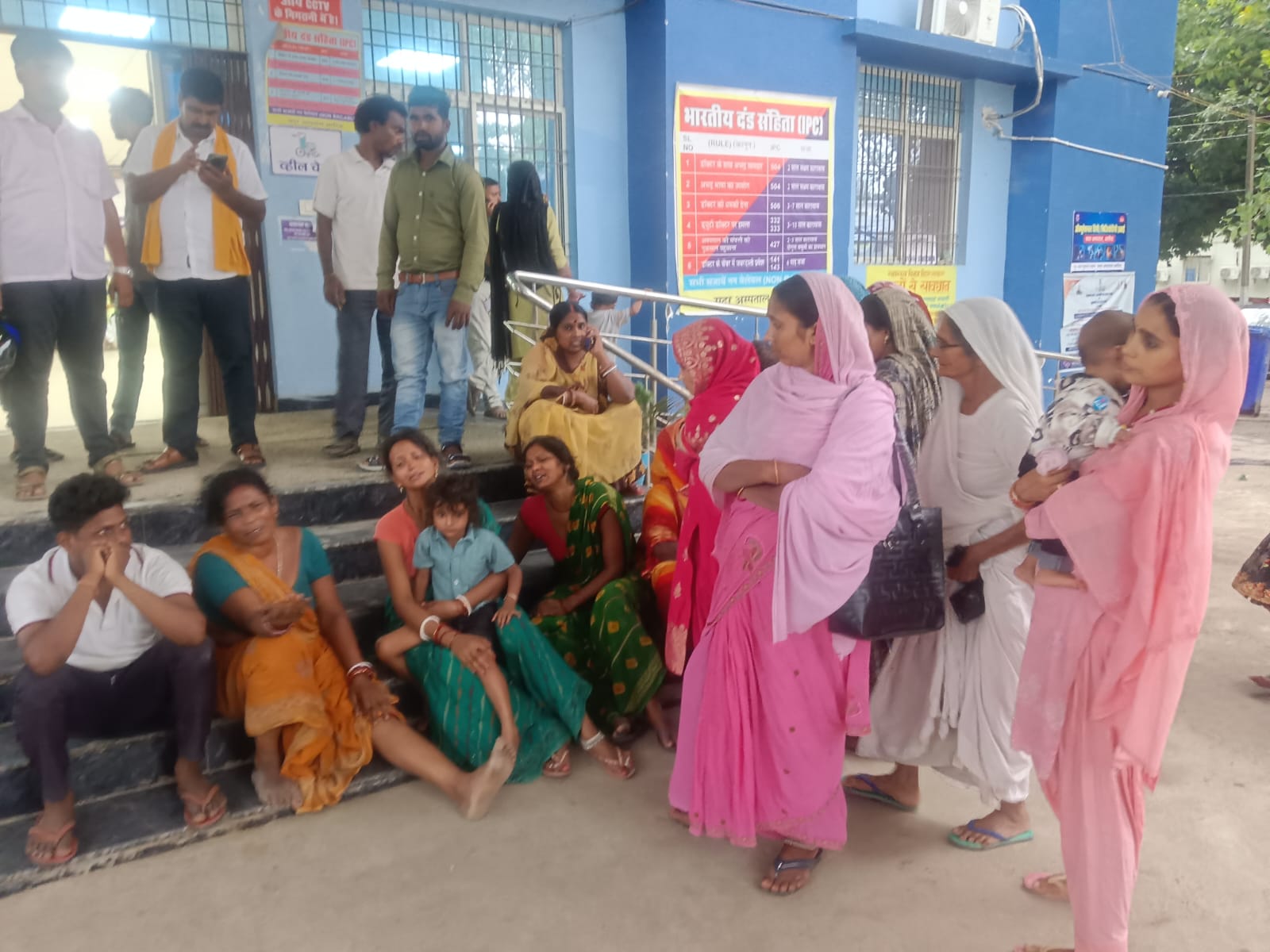 अररिया फोटो:अस्पताल में परिजन अररिया फोटो:अस्पताल में परिजन