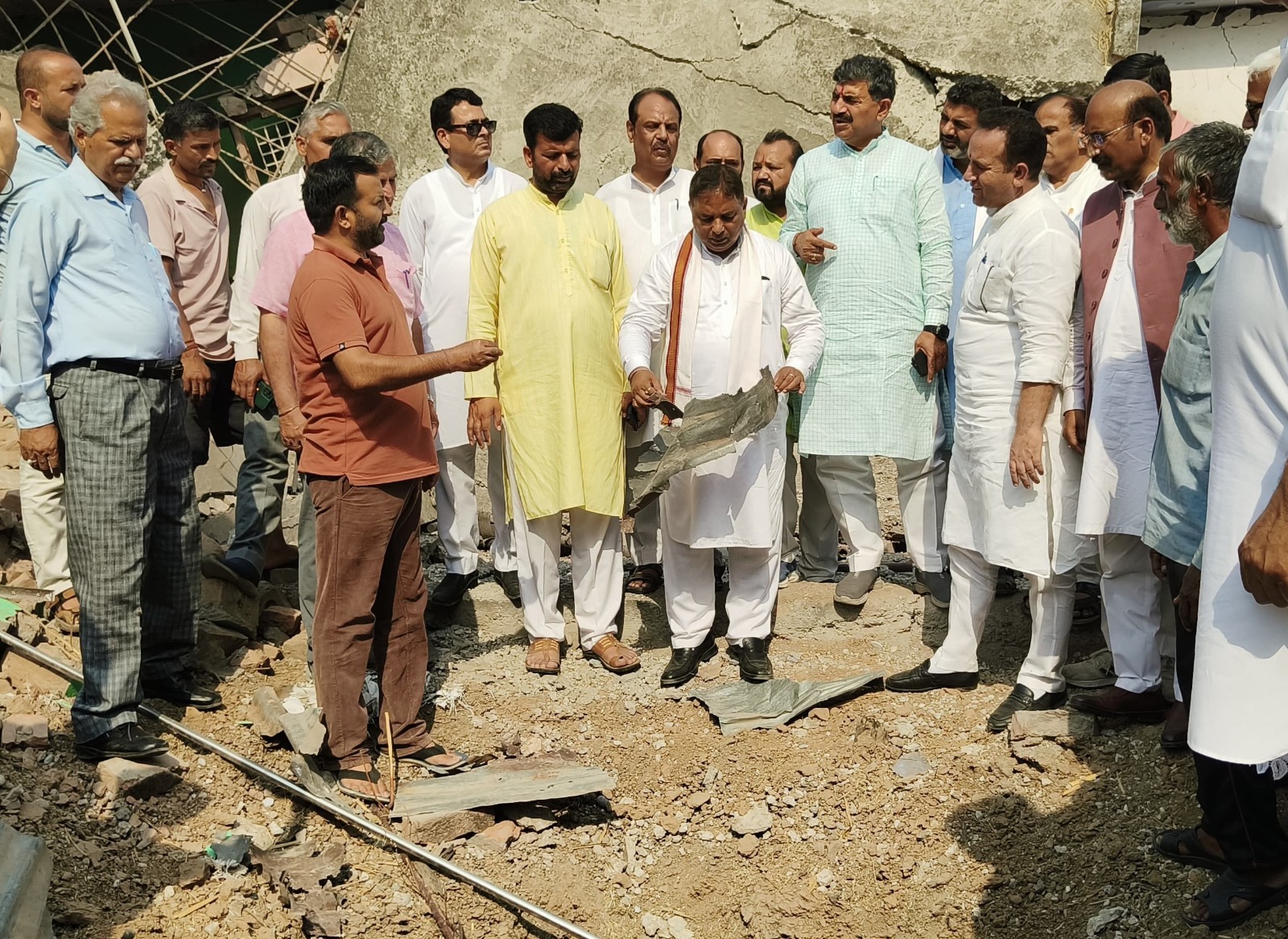 भाजपा नेतृत्व ने गोलाबारी प्रभावित चंब और अखनूर का दौरा किया, त्वरित राहत और सुरक्षा का आश्वासन दिया भाजपा नेतृत्व ने गोलाबारी प्रभावित चंब और अखनूर का दौरा किया, त्वरित राहत और सुरक्षा का आश्वासन दिया