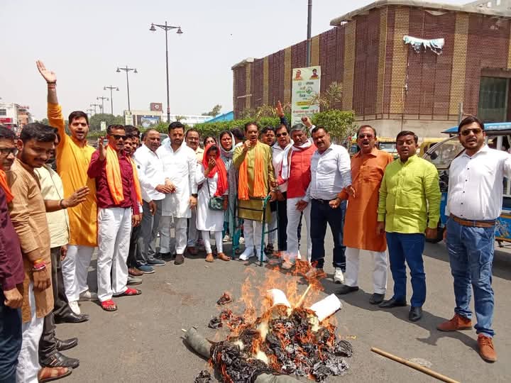 पुतला दहन करते भाजपाई पुतला दहन करते भाजपाई